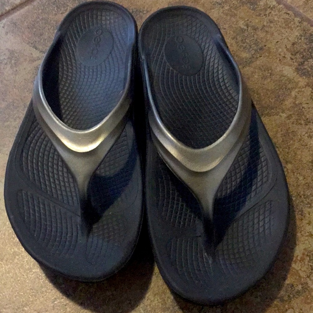 Oofos Flip Flops Size 7